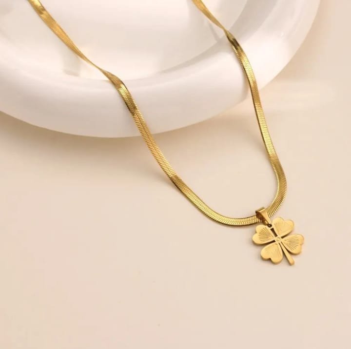JUALIVA Lucky Clover Gold Pendant Necklace – Elegant Four-Leaf Charm with Snake Chain