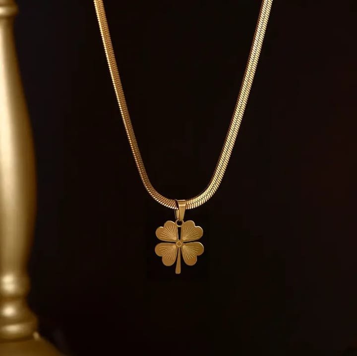 JUALIVA Lucky Clover Gold Pendant Necklace – Elegant Four-Leaf Charm with Snake Chain