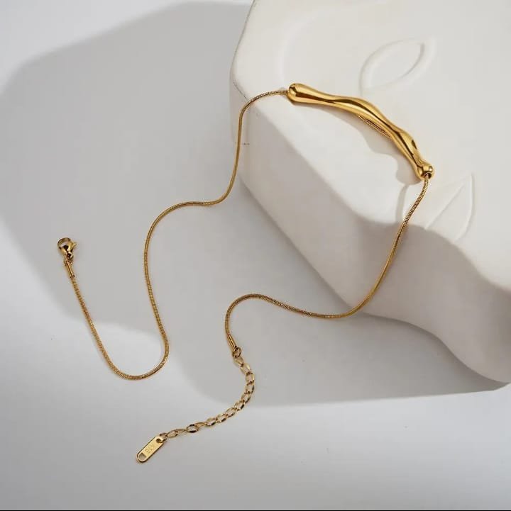 JUALIVA Sculpted Curve Bar Necklace – Minimal Gold Adjustable Statement Chain