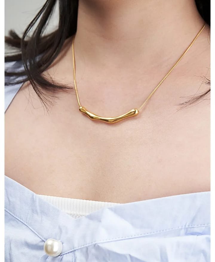 JUALIVA Sculpted Curve Bar Necklace – Minimal Gold Adjustable Statement Chain