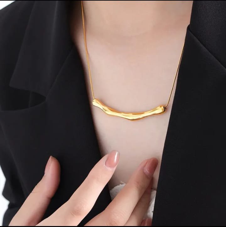JUALIVA Sculpted Curve Bar Necklace – Minimal Gold Adjustable Statement Chain