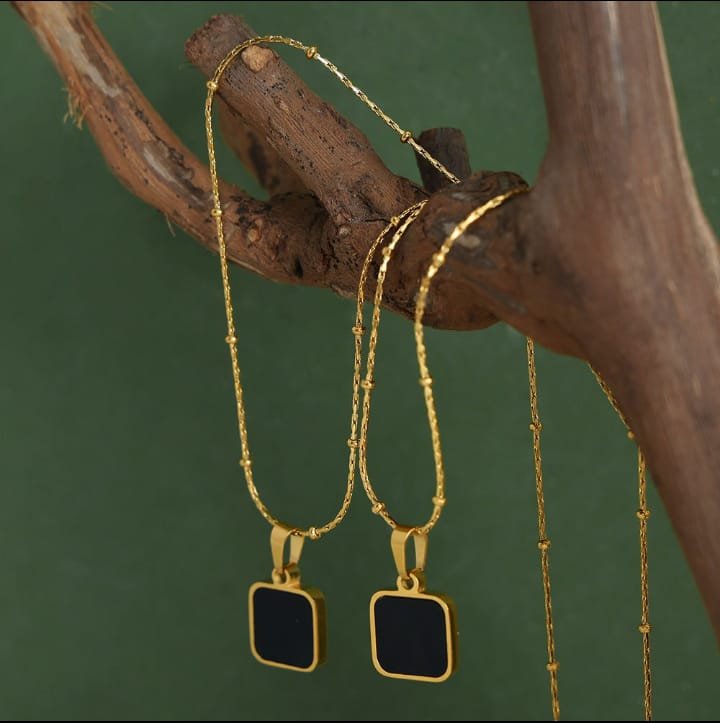 JUALIVA Midnight Square Black Pendant Necklace – Modern Minimal Gold Chain