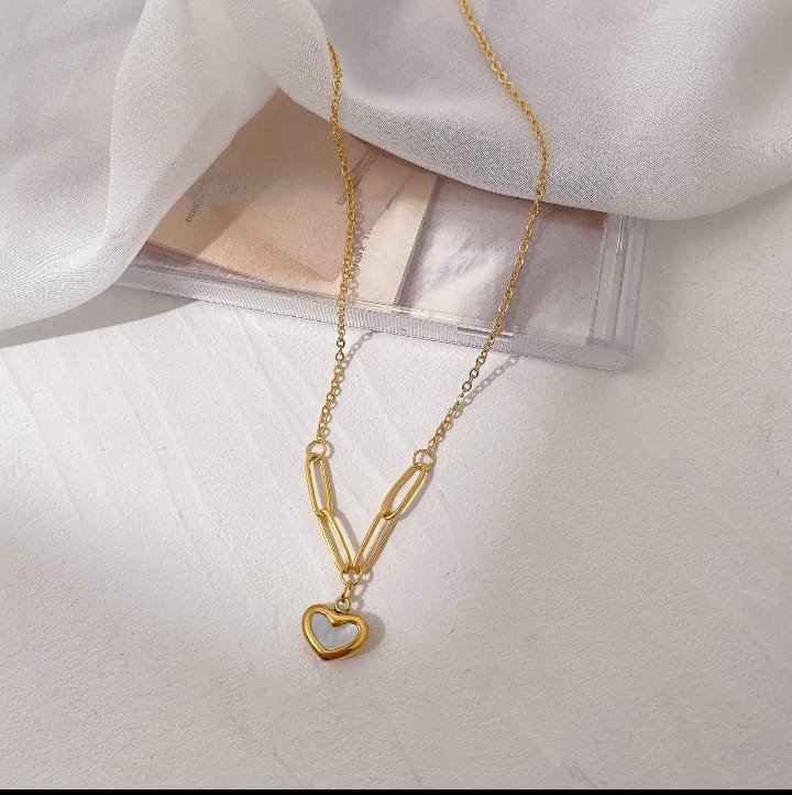 JUALIVA Golden Paperclip Heart Charm Necklace – Minimal Love-Inspired Pendant