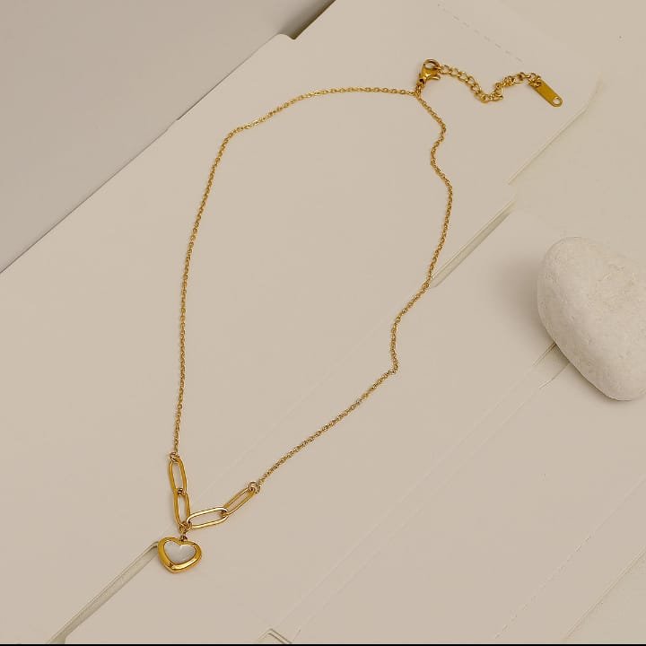 JUALIVA Golden Paperclip Heart Charm Necklace – Minimal Love-Inspired Pendant
