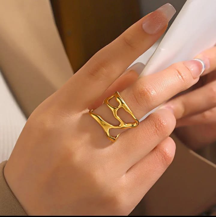 JUALIVA Abstract Wave Gold Ring – Modern Sculptural Adjustable Statement Ring