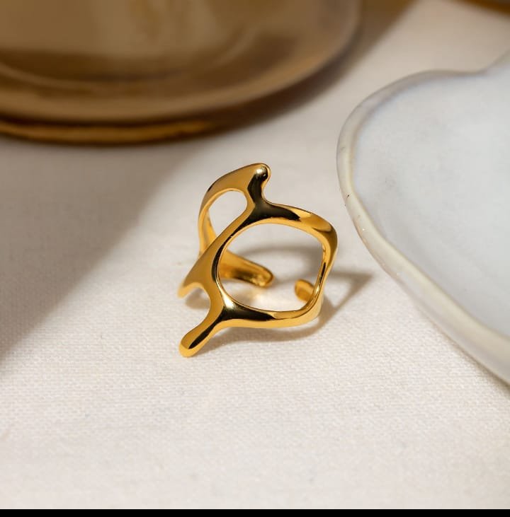 JUALIVA SculptaFlow Abstract Gold Ring – Adjustable Organic Statement Ring for Women