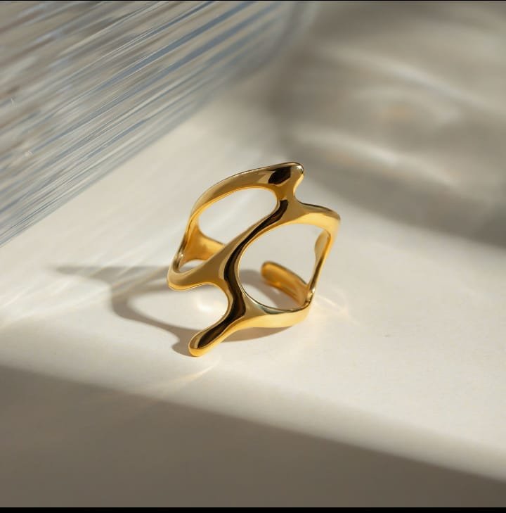 JUALIVA SculptaFlow Abstract Gold Ring – Adjustable Organic Statement Ring for Women