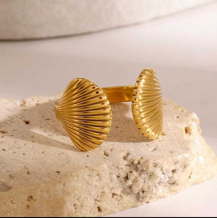 JUALIVA Golden Seashell Open Ring – Ocean-Inspired Textured Adjustable Statement Ring