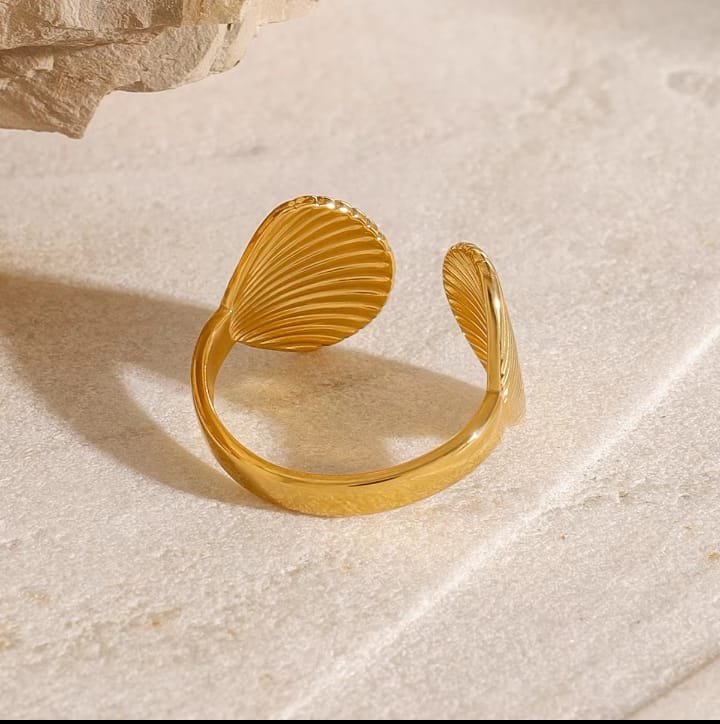 JUALIVA Golden Seashell Open Ring – Ocean-Inspired Textured Adjustable Statement Ring