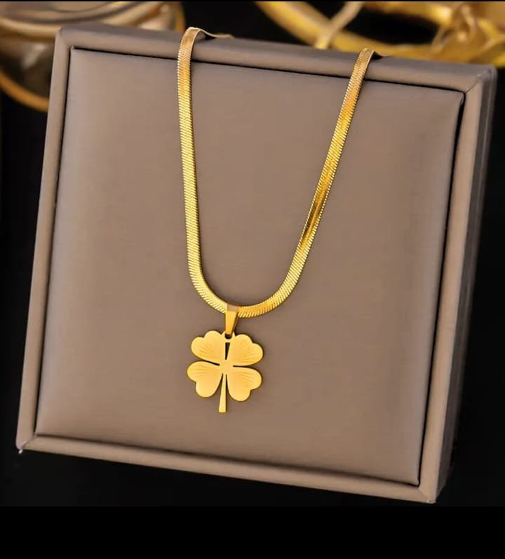 JUALIVA Lucky Clover Gold Pendant Necklace – Elegant Four-Leaf Charm with Snake Chain