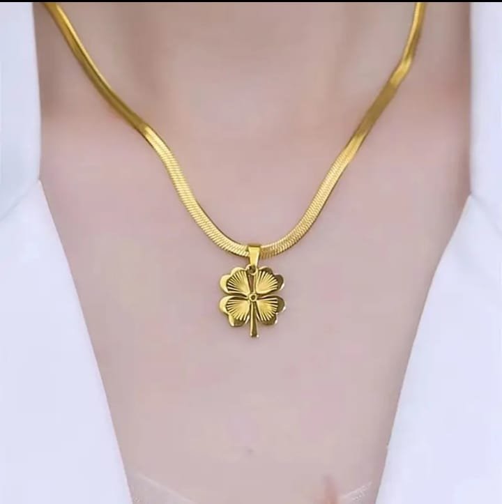 JUALIVA Lucky Clover Gold Pendant Necklace – Elegant Four-Leaf Charm with Snake Chain