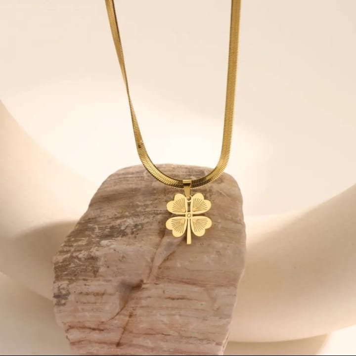 JUALIVA Lucky Clover Gold Pendant Necklace – Elegant Four-Leaf Charm with Snake Chain