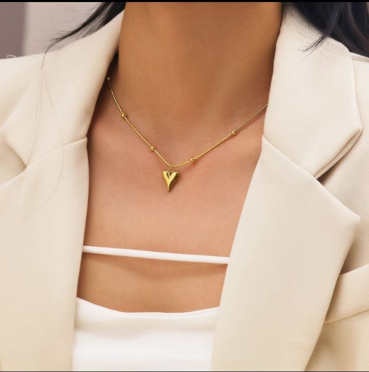 JUALIVA Anti-Tarnish Golden Heart Pendant Necklace (Minimal Everyday Luxury)