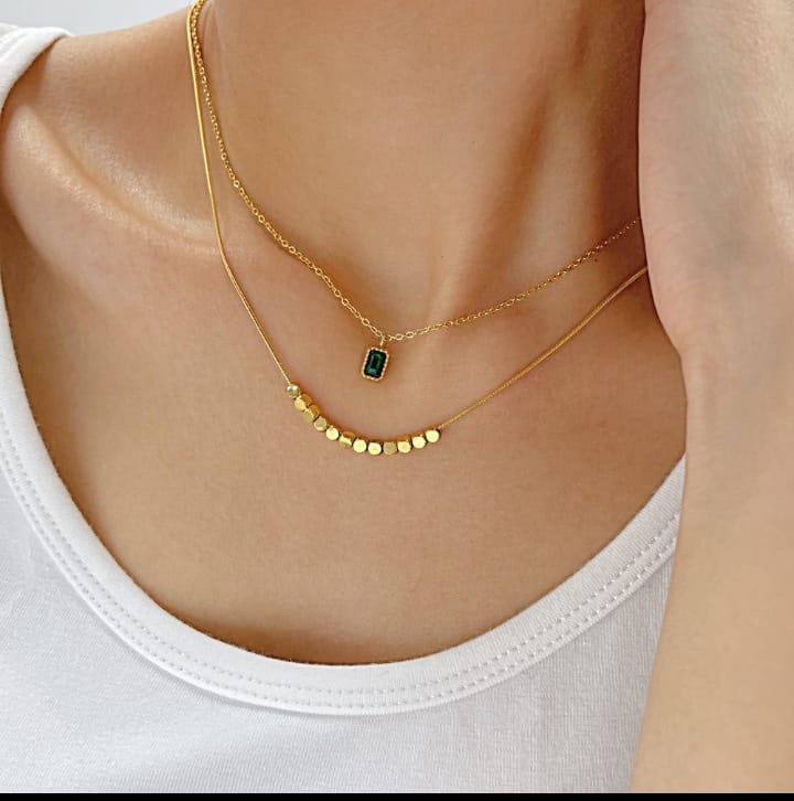 JUALIVA Emerald Accent Layered Gold Necklace – Modern Minimal Beaded Chain Jewellery